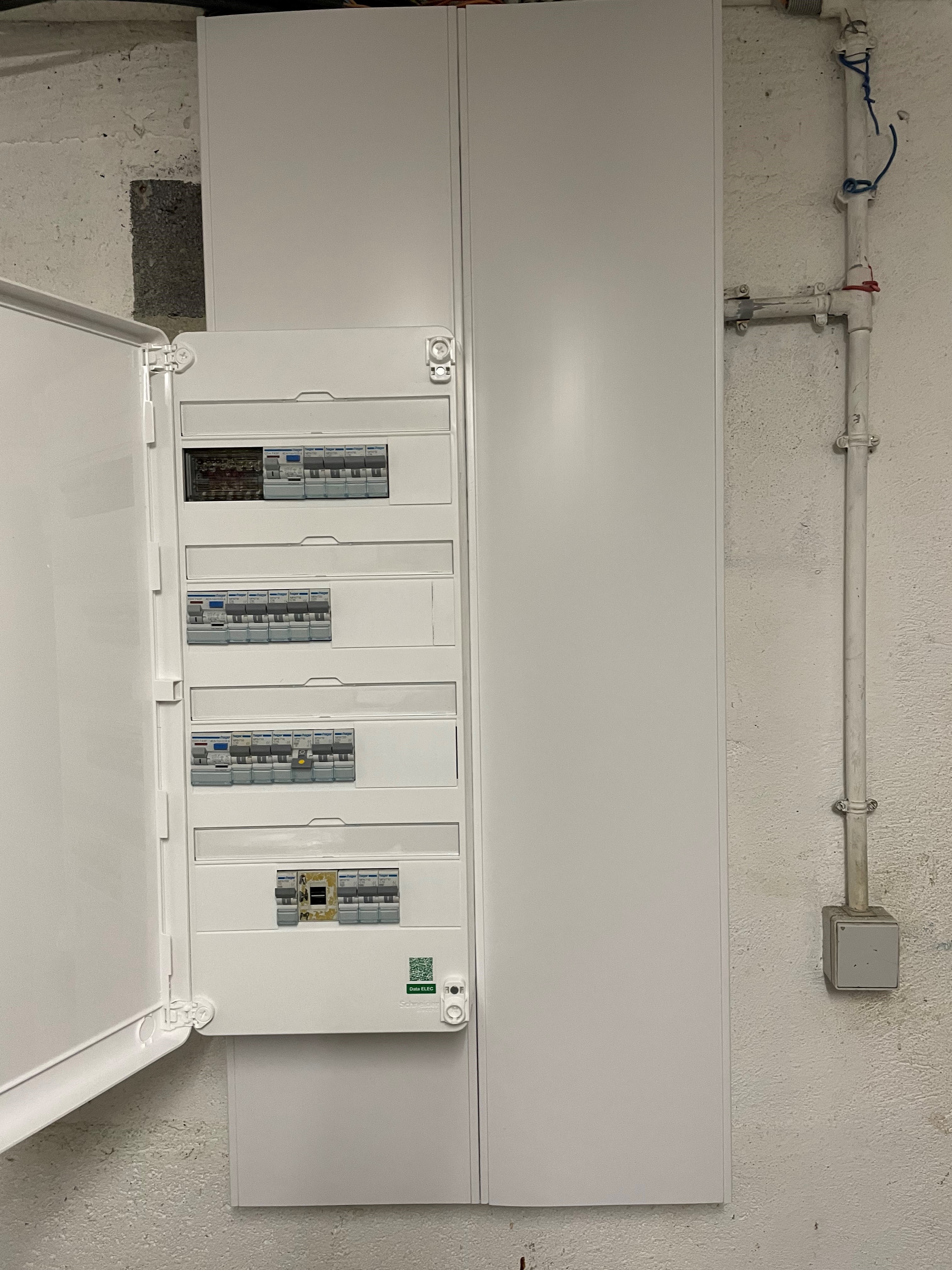 Tableau électrique ouvert